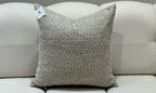 Coussin décoratif en velours grège