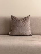 Coussin décoratif en velours gris jacard
