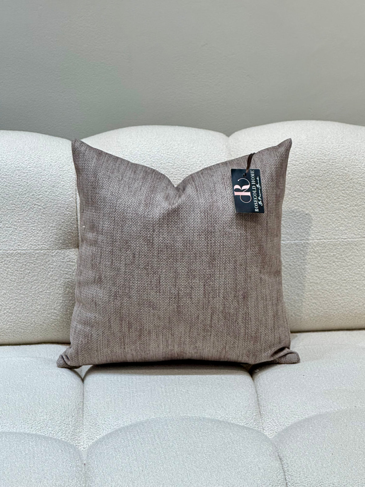 Coussin décoratif en velours taupe ramage