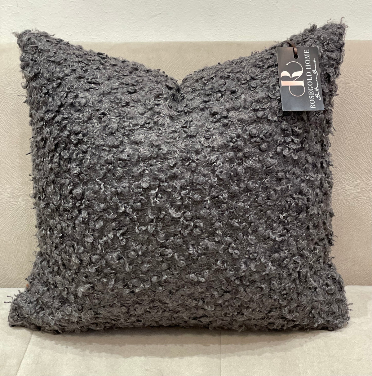Coussin décoratif en velours gris grande bouclette