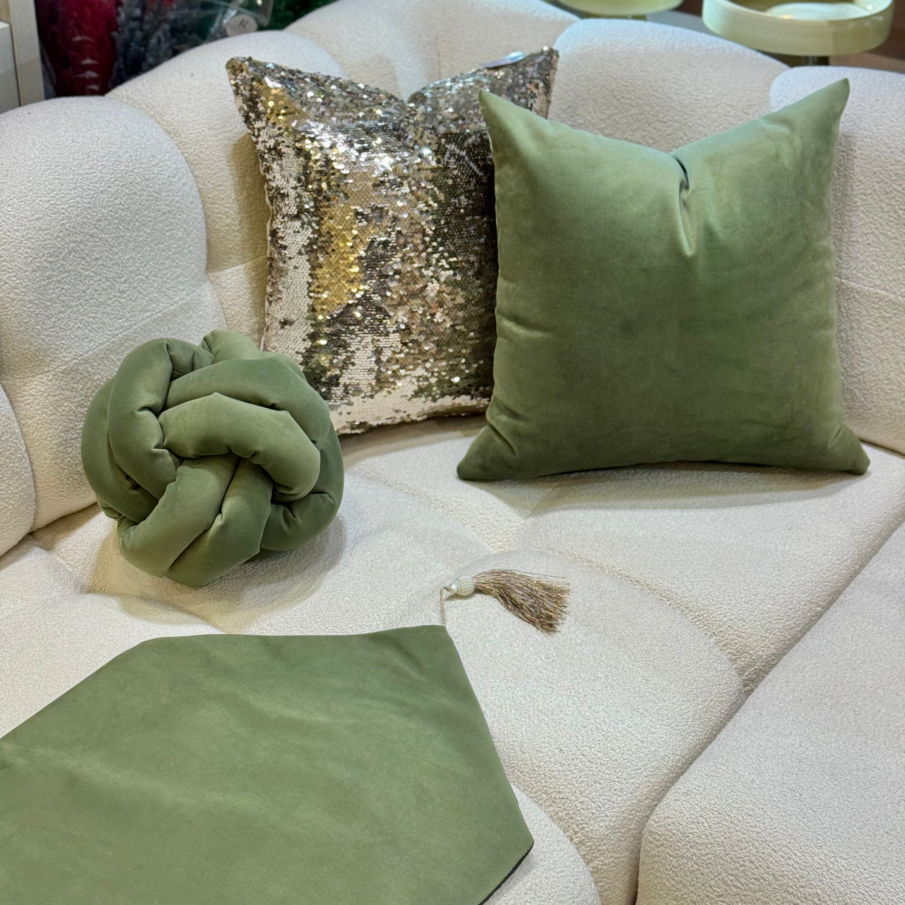 Coussin décoratif en velours kaki