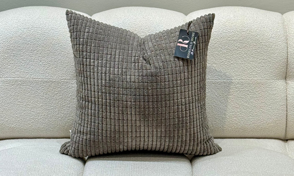 Coussin décoratif en velours gris foncé