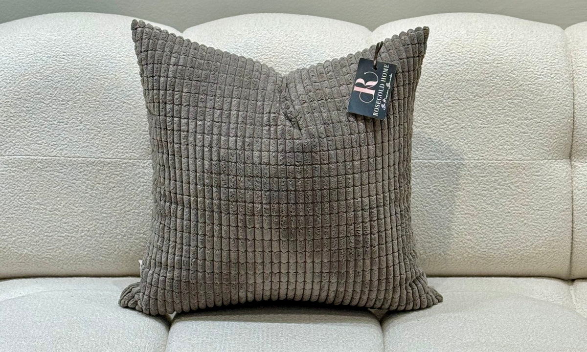 Coussin décoratif en velours gris foncé