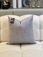 Coussin décoratif en velours gris clair