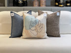 Coussin décoratif en velours taupe