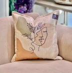 Coussin en velours visage floral