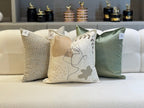 Coussin décoratif en velours grège