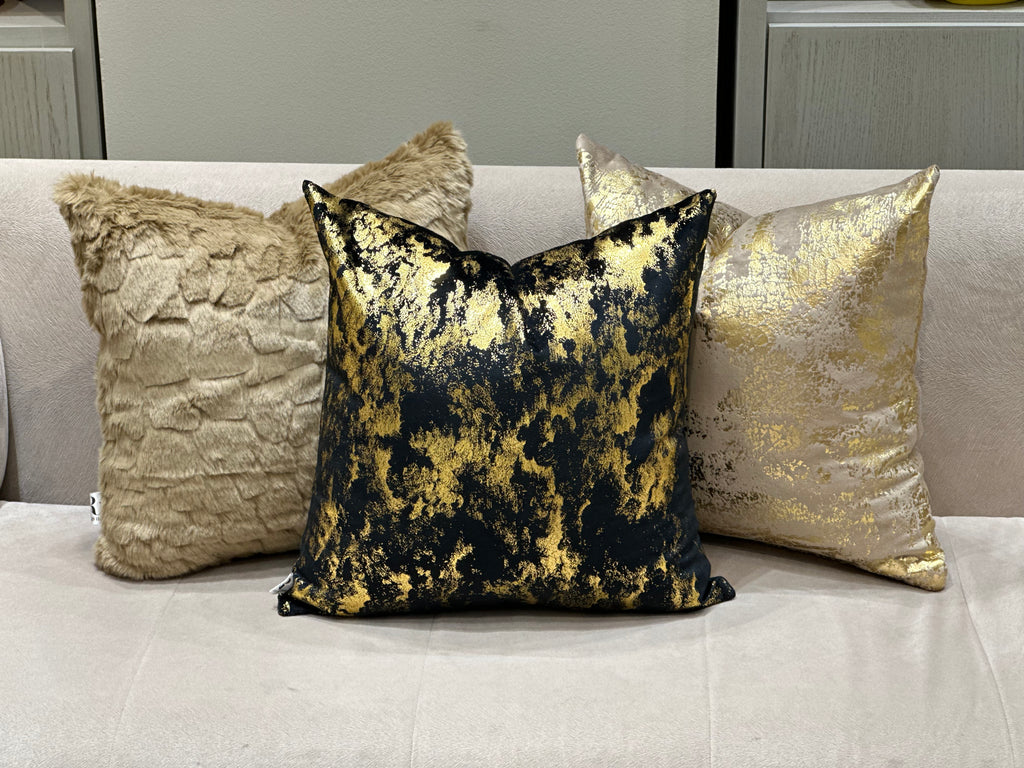 Coussin décoratif en velours noir doré