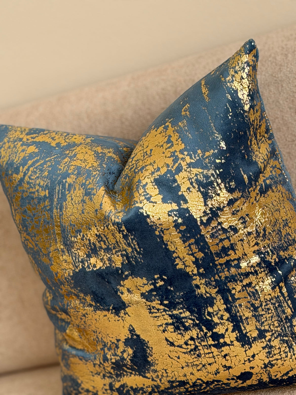 Coussin décoratif en velours bleu doré