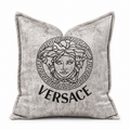 Coussin décoratif en velours inspiré logo Versace