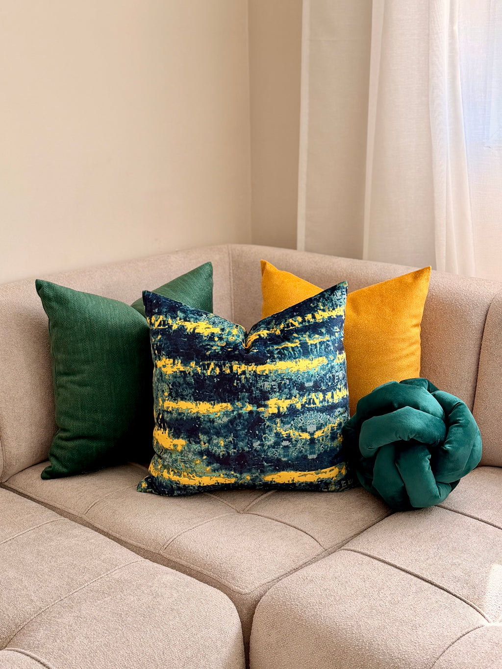 Coussin décoratif en velours Moutarde