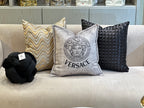 Coussin décoratif en velours inspiré logo Versace