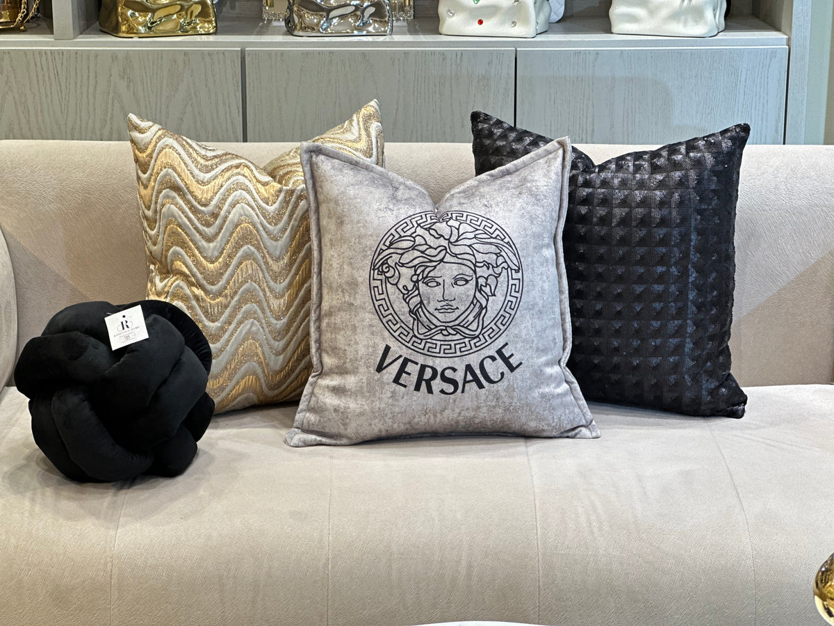 Coussin décoratif en velours inspiré logo Versace