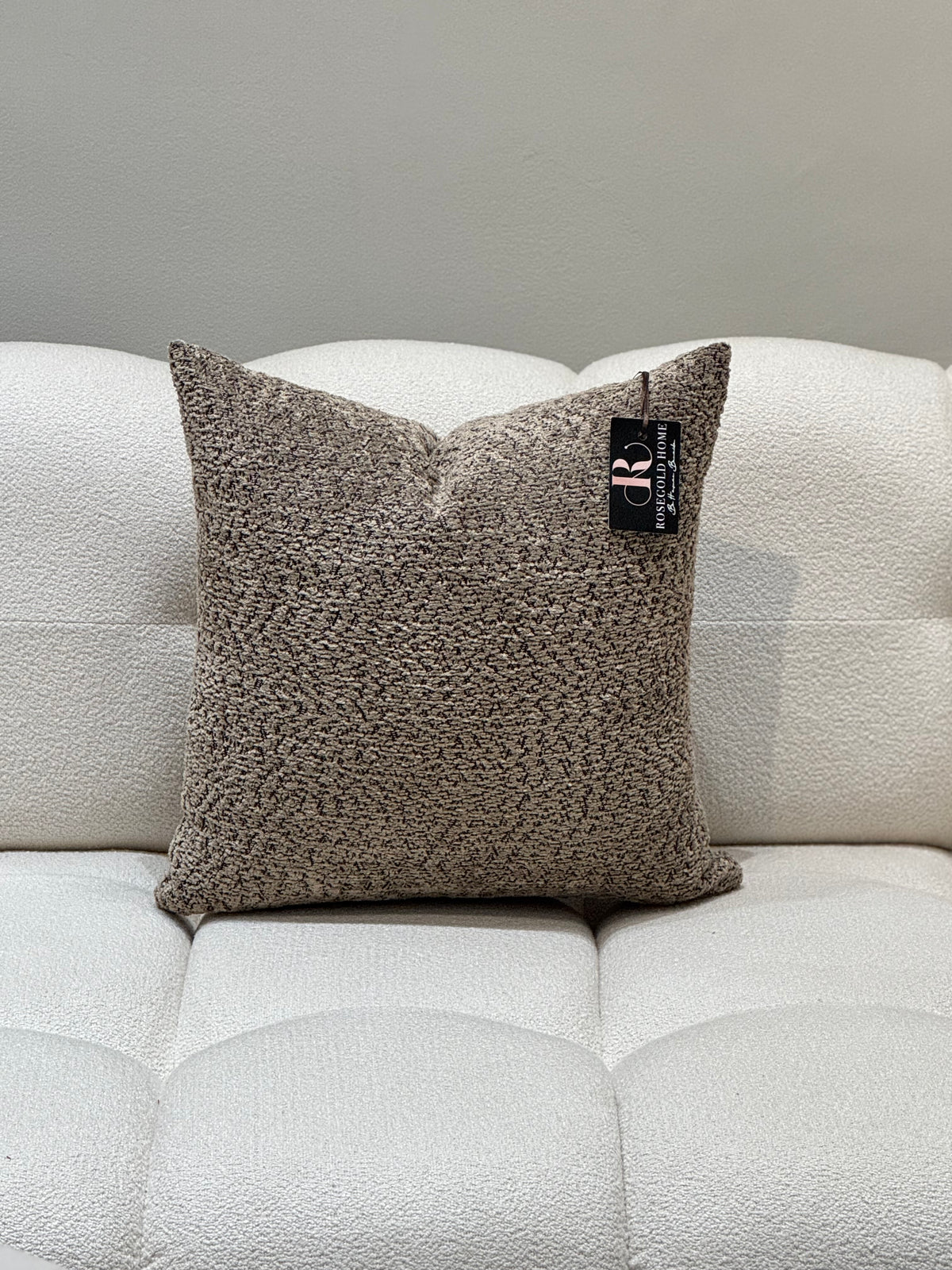 Coussin décoratif en velours taupe