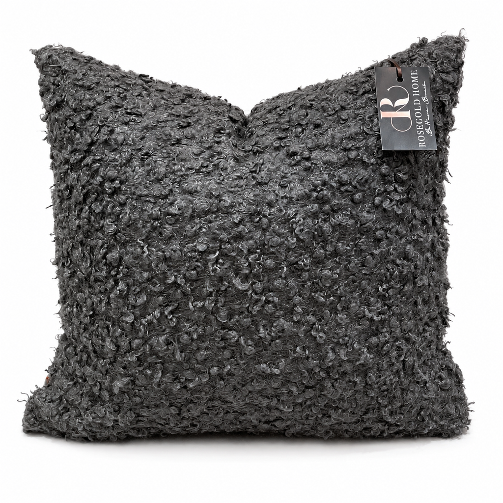 Coussin décoratif en velours gris grande bouclette