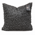 Coussin décoratif en velours gris grande bouclette